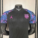 Camiseta hombre FC Barcelona x Jordan temporada 2026 2027 versión jugador edición especial negra detalles púrpura y azul calidad 1.1 oficial, Barcelona 2026, Camiseta Barça Jordan negra, Barcelona 2027 jugador, Camiseta Jordan fútbol, Barça edición especial, Calidad 1.1 Barcelona, Barça roxo y azul, Tienda Hincha Futbolero, Barça x Jordan Authentic Jersey.