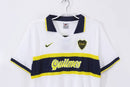 Camiseta oficial del Boca Juniors temporada 1996 1997 retro para hombre, diseño clásico Xeneize de Tienda Hincha Futbolero, Camiseta Boca Juniors retro, Boca 96/97, Ropa Boca Juniors vintage, Comprar camiseta Boca Juniors, Xeneizes, La Bombonera, Fútbol argentino YEARS 90, Camisetas fútbol retro, Retro Boca Juniors 1997, Historia Boca Juniors, Colección Boca, Liga Argentina.