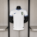 Camiseta de portero de Brasil 1998 retro versión jugador blanca con mangas multicolor jersey auténtico arquero Taffarel Tienda Hincha Futbolero selección de Brasil Francia 98, Camiseta portero Brasil 1998 retro, Jersey guardameta Brasil 98 blanca, Camiseta arquero Brasil versión jugador, Camiseta Brasil Taffarel 1998, Comprar camiseta retro portero Brasil, Calidad retro premium 1.1, Camiseta fútbol blanca Brasil, Ropa urbana blockecore, Jersey de colección portero fútbol.