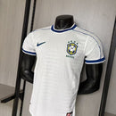 Camiseta de portero de Brasil 1998 retro versión jugador blanca con mangas multicolor jersey auténtico arquero Taffarel Tienda Hincha Futbolero selección de Brasil Francia 98, Camiseta portero Brasil 1998 retro, Jersey guardameta Brasil 98 blanca, Camiseta arquero Brasil versión jugador, Camiseta Brasil Taffarel 1998, Comprar camiseta retro portero Brasil, Calidad retro premium 1.1, Camiseta fútbol blanca Brasil, Ropa urbana blockecore, Jersey de colección portero fútbol.