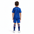 Conjunto infantil primera equipación Chelsea FC camiseta y pantalón azul temporada 2025 2026 calidad 1.1 oficial, Chelsea infantil 2025, Conjunto niño Chelsea azul, Ropa Chelsea FC niños entrenamiento, Equipación Chelsea junior 25/26, Calidad 1.1 infantil, Tienda Hincha Futbolero, Regalo niño Chelsea fútbol, Camiseta azul Chelsea niño, Chelsea Kids Home Kit.
