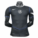 Camiseta del Chelsea tercera equipación temporada 2025 2026 versión jugador para hombre color negro Total 90 de Tienda Hincha Futbolero, Camiseta Chelsea negra total 90, Tercera equipación Chelsea 2025, Camiseta del Chelsea versión jugador 2026, Ropa oficial del Chelsea para hombre original, Comprar camiseta Chelsea Total 90, Calidad premium Chelsea authentic, Ropa de fútbol premium slim fit, Ropa deportiva de lujo Chelsea, Jersey oficial Chelsea Premier League.