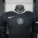 Camiseta del Chelsea tercera equipación temporada 2025 2026 versión jugador para hombre color negro Total 90 de Tienda Hincha Futbolero, Camiseta Chelsea negra total 90, Tercera equipación Chelsea 2025, Camiseta del Chelsea versión jugador 2026, Ropa oficial del Chelsea para hombre original, Comprar camiseta Chelsea Total 90, Calidad premium Chelsea authentic, Ropa de fútbol premium slim fit, Ropa deportiva de lujo Chelsea, Jersey oficial Chelsea Premier League.