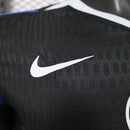 Camiseta del Chelsea tercera equipación temporada 2025 2026 versión jugador para hombre color negro Total 90 de Tienda Hincha Futbolero, Camiseta Chelsea negra total 90, Tercera equipación Chelsea 2025, Camiseta del Chelsea versión jugador 2026, Ropa oficial del Chelsea para hombre original, Comprar camiseta Chelsea Total 90, Calidad premium Chelsea authentic, Ropa de fútbol premium slim fit, Ropa deportiva de lujo Chelsea, Jersey oficial Chelsea Premier League.