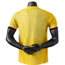 Camiseta de la selección de Colombia edición especial Comma temporada 2026 2027 versión jugador para hombre color amarillo de Tienda Hincha Futbolero, Camiseta Colombia edición especial, Camiseta de Colombia versión jugador 2026, Jersey Colombia amarillo 2027, Ropa oficial de Colombia para hombre original, Comprar camiseta tricolor colombiana, Calidad premium Colombia authentic, Ropa de fútbol premium slim fit, Ropa deportiva de lujo cafeteros, Jersey oficial Colombia Comma.