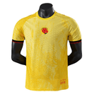 Camiseta de la selección de Colombia edición especial Comma temporada 2026 2027 versión jugador para hombre color amarillo de Tienda Hincha Futbolero, Camiseta Colombia edición especial, Camiseta de Colombia versión jugador 2026, Jersey Colombia amarillo 2027, Ropa oficial de Colombia para hombre original, Comprar camiseta tricolor colombiana, Calidad premium Colombia authentic, Ropa de fútbol premium slim fit, Ropa deportiva de lujo cafeteros, Jersey oficial Colombia Comma.