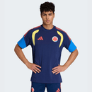 Camiseta hombre entrenamiento Selección Colombia temporada 2026 2027 oficial azul marino técnica transpirable FCF estilo entrenamiento mundial.