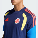 Camiseta hombre entrenamiento Selección Colombia temporada 2026 2027 oficial azul marino técnica transpirable FCF estilo entrenamiento mundial.