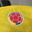Camiseta hombre Selección Colombia temporada 2026 2027 primera equipación oficial amarilla versión jugador manga larga fútbol técnica transpirable cafeteros.