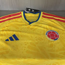 Camiseta hombre Selección Colombia temporada 2026 2027 primera equipación oficial amarilla versión jugador manga larga fútbol técnica transpirable cafeteros.