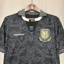 Camiseta hombre selección Ecuador edición especial 100 años aniversario 2026 2027 polo negra detalles dorados calidad 1.1 premium Tienda Hincha Futbolero. Ecuador 100 años, Camiseta Ecuador aniversario, FEF Centenario, Ropa Ecuador fútbol negra, Camiseta Ecuador polo, Calidad 1.1 Ecuador, Selección Ecuador 2026, Tienda Hincha Futbolero, Ecuador Anniversary Jersey black gold.