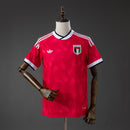 Camiseta oficial de la Selección de Emiratos Árabes Unidos segunda equipación temporada 2026 2027, color rojo para hombre de Tienda Hincha Futbolero, Camiseta Emiratos Árabes 26/27, EAU fútbol, Ropa selección Emiratos, Comprar camiseta roja Emiratos, Fútbol internacional, Camisetas fútbol 2027, Selección de Emiratos Árabes Unidos, Camiseta de fútbol EAU, Equipación oficial 2027.