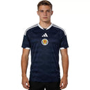 Camiseta Escocia primera equipación 2026 2027 hombre azul marino versión hincha calidad 1.1 oficial Tienda Hincha Futbolero Scotland Home Jersey,Camiseta Escocia 2026, Scotland Home Jersey, Camiseta azul Escocia, Equipación Escocia hombre, Comprar jersey Escocia 2026, Calidad 1.1 premium, SFA oficial, Jersey Tartan Army mundial, Ropa de fútbol Escocia.