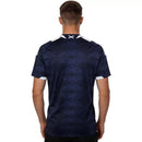 Camiseta Escocia primera equipación 2026 2027 hombre azul marino versión hincha calidad 1.1 oficial Tienda Hincha Futbolero Scotland Home Jersey,Camiseta Escocia 2026, Scotland Home Jersey, Camiseta azul Escocia, Equipación Escocia hombre, Comprar jersey Escocia 2026, Calidad 1.1 premium, SFA oficial, Jersey Tartan Army mundial, Ropa de fútbol Escocia.