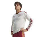 Camiseta hombre selección España temporada 2026 2027 segunda equipación manga larga versión jugador ajuste slim fit escudo termosellado calidad 1.1 oficial beige, España 2026, Camiseta España manga larga, España versión jugador, Selección Española 2027, Camiseta barata España, Calidad 1.1 España, Mundial 2026, Tienda Hincha Futbolero, Spain Away Long Sleeve Player.