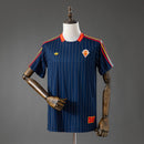 Camiseta de España 2026 2027 edición especial Terrace Icons para hombre azul marino de colección oficial vintage de la selección española Tienda Hincha Futbolero, Camiseta España 2026, Jersey España Terrace Icons, Camiseta azul marino de España 2027, Camiseta de España original hombre, Comprar camiseta de colección de España, Calidad premium España azul marino, Camiseta fútbol retro, Ropa urbana blockecore, Jersey de colección La Roja