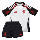 Conjunto infantil Flamengo 2025 2026 segunda equipación blanca y pantalón negro calidad 1.1 premium diseño oficial, Flamengo infantil 25/26, Conjunto niño Flamengo blanco, Ropa Flamengo niños 2026, Equipación Flamengo junior 25/26, Calidad 1.1 infantil blanca Mengão, Tienda Hincha Futbolero, Regalo niño fútbol Flamengo, Camiseta blanca Flamengo niño, Flamengo Kids 2025 Away.