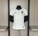 Inglaterra 2026, Camiseta Inglaterra jugador, England 26/27 Home, Ropa Inglaterra oficial, Camiseta fútbol mundial, Calidad 1.1 Pro, Nueva colección 2026, Regalo fútbol hombre, Tienda Hincha Futbolero, Three Lions