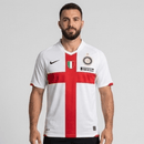 Camiseta hombre Inter de Milán temporada 2007 2008 segunda equipación blanca cruz roja retro calidad 1.1 premium Centenario Tienda Hincha Futbolero. Inter 2007, Inter 2008, Camiseta Inter blanca, Ropa Inter de Milán retro, Camiseta Inter centenario, Calidad 1.1 Inter, Ibrahimovic Inter 2008, Tienda Hincha Futbolero, Inter Retro Jersey 07/08.