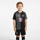 Conjunto infantil segunda equipación Inter Miami CF camiseta y pantalón negro temporada 2025 2026 calidad 1.1 oficial, Inter Miami infantil 2025, Conjunto niño Miami negro, Ropa Inter Miami niños Messi, Equipación Miami junior 25/26 negro, Calidad 1.1 infantil, Tienda Hincha Futbolero, Regalo niño Inter Miami fútbol, Camiseta negra Miami niño, Inter Miami Kids Away Kit.