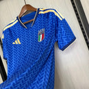 Camiseta Italia primera equipación 2026 2027 hombre azul versión hincha calidad 1.1 premium Tienda Hincha Futbolero Italy Home Jersey, Camiseta Italia 2026, Italy Home Jersey, Camiseta azul Italia, Equipación Italia hombre, Comprar camiseta Italia 2026, Calidad 1.1 premium, FIGC oficial 26/27, Camiseta Azzurra, Ropa de fútbol Italia