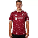Camiseta Liverpool FC Primera Equipación 26/27 Hombre - TIENDA HINCHA FUTBOLERO. Liverpool FC, LFC, Reds, 26/27, Primera Equipación, Rojo, Camiseta oficial, Premier League, Anfield, You'll Never Walk Alone, Tienda Hincha Futbolero, Exclusivo