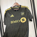 Camiseta hombre Los Angeles Galaxy temporada 2026 2027 primera equipación color negra con detalles en dorado calidad 1.1 oficial, LA Galaxy 2026, Camiseta LA Galaxy negra, MLS 2026, Camiseta Los Angeles Galaxy oro, Ropa MLS barata, Calidad 1.1 LA Galaxy, Galácticos MLS, Tienda Hincha Futbolero, LA Galaxy Home Jersey.