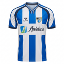 Camiseta oficial del Málaga CF edición especial temporada 2025 2026 para hombre azul y blanca de Tienda Hincha Futbolero, Camiseta Málaga edición especial, Málaga CF 2025/26, Camiseta Málaga azul y blanca, Ropa oficial Málaga CF hombre, Comprar camiseta Málaga oficial, Calidad premium Málaga CF, Ropa fútbol LaLiga, Camiseta La Rosaleda 2026, Málaga CF edición especial hombre.