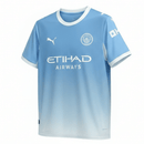 Camiseta Manchester City primera equipación 2026 2027 hombre azul celeste versión hincha calidad 1.1 oficial Tienda Hincha Futbolero Manchester City Home Jersey, Camiseta Manchester City 2026, Man City Home Jersey, Camiseta celeste Manchester, Equipación Man City hombre, Comprar jersey Manchester City 2026, Calidad 1.1 premium, Premier League oficial, Jersey Haaland 2027, Ropa de fútbol Inglaterra.
