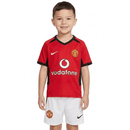 Conjunto infantil retro Manchester United 2002 2004 primera equipación roja y pantalón blanco calidad 1.1 premium época David Beckham Cristiano Ronaldo oficial, Manchester United infantil retro, Conjunto niño United 2003 rojo, Ropa Manchester United niños retro, Equipación United junior 02/04, Calidad 1.1 infantil, Tienda Hincha Futbolero, Regalo niño Manchester United fútbol, Camiseta roja United niño retro, United Kids Retro 2002 Vodafone.