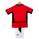 Conjunto infantil retro Manchester United 2002 2004 primera equipación roja y pantalón blanco calidad 1.1 premium época David Beckham Cristiano Ronaldo oficial, Manchester United infantil retro, Conjunto niño United 2003 rojo, Ropa Manchester United niños retro, Equipación United junior 02/04, Calidad 1.1 infantil, Tienda Hincha Futbolero, Regalo niño Manchester United fútbol, Camiseta roja United niño retro, United Kids Retro 2002 Vodafone.