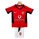 Conjunto infantil retro Manchester United 2002 2004 primera equipación roja y pantalón blanco calidad 1.1 premium época David Beckham Cristiano Ronaldo oficial, Manchester United infantil retro, Conjunto niño United 2003 rojo, Ropa Manchester United niños retro, Equipación United junior 02/04, Calidad 1.1 infantil, Tienda Hincha Futbolero, Regalo niño Manchester United fútbol, Camiseta roja United niño retro, United Kids Retro 2002 Vodafone.