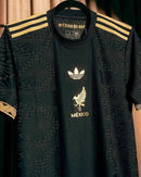 Camiseta hombre Selección México edición especial de oro temporada 2025 2026 negra y oro detalles dorados cultura azteca calidad 1.1 oficial, México 2025, Camiseta México negra oro, México edición especial 25/26, Camiseta de oro México, Camiseta barata México, Calidad 1.1 México, Copa del Mundo 2026, Tienda Hincha Futbolero, Orgullo Azteca, Bloke Core Lujo.