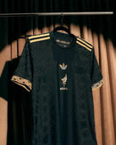 Camiseta hombre Selección México edición especial de oro temporada 2025 2026 negra y oro detalles dorados cultura azteca calidad 1.1 oficial, México 2025, Camiseta México negra oro, México edición especial 25/26, Camiseta de oro México, Camiseta barata México, Calidad 1.1 México, Copa del Mundo 2026, Tienda Hincha Futbolero, Orgullo Azteca, Bloke Core Lujo.