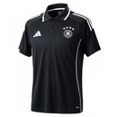 Alemania 2026, Polo Alemania negra, Camiseta Alemania oficial, Ropa Alemania barata, Polo fútbol elegante, Calidad 1.1 Alemania, Nueva colección 2026, Regalo fútbol hombre, Tienda Hincha Futbolero, Die Mannschaft.