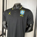 Camiseta tipo polo de la selección de Brasil x Jordan 2026 2027 edición especial Jumpman para hombre negra de colección oficial casual Tienda Hincha Futbolero, Camiseta Brasil Jordan 2026, Polo Selección de Brasil negro, Jersey Brasil edición especial 2027, Camiseta de Brasil original hombre, Comprar polo de colección de Brasil, Calidad premium Brasil Jordan, Camiseta fútbol baloncesto Jumpman, Ropa urbana blockecore, Jersey de colección canarinha.