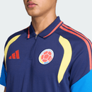 Camiseta polo hombre Selección Colombia temporada 2026 2027 oficial azul marino casual técnica FCF estilo cafetero mundial.