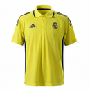 Polo hombre Real Madrid temporada 2025 2026 oficial amarillo solar camiseta de paseo técnica transpirable elegante fútbol madridista Bernabéu.