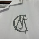 Polo Real Madrid edición especial 2026 2027 hombre blanco y gris estilo casual calidad 1.1 oficial Tienda Hincha Futbolero Real Madrid Lifestyle Polo, Polo Real Madrid 2026, Camiseta polo Madridista, Ropa Real Madrid blanco gris, Edición especial Real Madrid 26/27, Comprar polo Real Madrid, Calidad 1.1 premium, Real Madrid boutique, Ropa casual fútbol 2026, Moda Madridista.