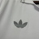 Polo Real Madrid edición especial 2026 2027 hombre blanco y gris estilo casual calidad 1.1 oficial Tienda Hincha Futbolero Real Madrid Lifestyle Polo, Polo Real Madrid 2026, Camiseta polo Madridista, Ropa Real Madrid blanco gris, Edición especial Real Madrid 26/27, Comprar polo Real Madrid, Calidad 1.1 premium, Real Madrid boutique, Ropa casual fútbol 2026, Moda Madridista.