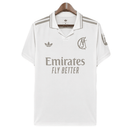 Polo Real Madrid edición especial 2026 2027 hombre blanco y gris estilo casual calidad 1.1 oficial Tienda Hincha Futbolero Real Madrid Lifestyle Polo, Polo Real Madrid 2026, Camiseta polo Madridista, Ropa Real Madrid blanco gris, Edición especial Real Madrid 26/27, Comprar polo Real Madrid, Calidad 1.1 premium, Real Madrid boutique, Ropa casual fútbol 2026, Moda Madridista.