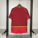 Camiseta hombre selección de Portugal mundial 2002 primera equipación rojo granate detalles dorados retro calidad 1.1 premium Luis Figo Tienda Hincha Futbolero. Portugal 2002, Camiseta Portugal retro, Ropa Portugal clásica, Camiseta Figo 2002, Calidad 1.1 Portugal, Mundial 2002 Jersey, Tienda Hincha Futbolero, Portugal Retro Jersey 2002.