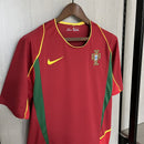 Camiseta hombre selección de Portugal mundial 2002 primera equipación rojo granate detalles dorados retro calidad 1.1 premium Luis Figo Tienda Hincha Futbolero. Portugal 2002, Camiseta Portugal retro, Ropa Portugal clásica, Camiseta Figo 2002, Calidad 1.1 Portugal, Mundial 2002 Jersey, Tienda Hincha Futbolero, Portugal Retro Jersey 2002.