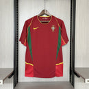 Camiseta hombre selección de Portugal mundial 2002 primera equipación rojo granate detalles dorados retro calidad 1.1 premium Luis Figo Tienda Hincha Futbolero. Portugal 2002, Camiseta Portugal retro, Ropa Portugal clásica, Camiseta Figo 2002, Calidad 1.1 Portugal, Mundial 2002 Jersey, Tienda Hincha Futbolero, Portugal Retro Jersey 2002.