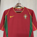 Camiseta hombre selección de Portugal mundial 2002 primera equipación rojo granate detalles dorados retro calidad 1.1 premium Luis Figo Tienda Hincha Futbolero. Portugal 2002, Camiseta Portugal retro, Ropa Portugal clásica, Camiseta Figo 2002, Calidad 1.1 Portugal, Mundial 2002 Jersey, Tienda Hincha Futbolero, Portugal Retro Jersey 2002.
