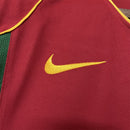 Camiseta hombre selección de Portugal mundial 2002 primera equipación rojo granate detalles dorados retro calidad 1.1 premium Luis Figo Tienda Hincha Futbolero. Portugal 2002, Camiseta Portugal retro, Ropa Portugal clásica, Camiseta Figo 2002, Calidad 1.1 Portugal, Mundial 2002 Jersey, Tienda Hincha Futbolero, Portugal Retro Jersey 2002.