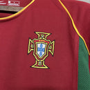 Camiseta hombre selección de Portugal mundial 2002 primera equipación rojo granate detalles dorados retro calidad 1.1 premium Luis Figo Tienda Hincha Futbolero. Portugal 2002, Camiseta Portugal retro, Ropa Portugal clásica, Camiseta Figo 2002, Calidad 1.1 Portugal, Mundial 2002 Jersey, Tienda Hincha Futbolero, Portugal Retro Jersey 2002.