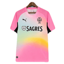 Camiseta de la selección de Portugal 2026 2027 rosa para hombre jersey oficial luso de colección premium urbana Tienda Hincha Futbolero, Camiseta Portugal 2026, Jersey Portugal rosa hombre, Camiseta alternativa de Portugal 2027, Camiseta de Portugal original hombre, Comprar camiseta rosa de Portugal, Calidad premium Portugal rosa, Camiseta fútbol europea, Ropa urbana blockecore, Jersey de colección lusa.