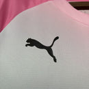 Camiseta de la selección de Portugal 2026 2027 rosa para hombre jersey oficial luso de colección premium urbana Tienda Hincha Futbolero, Camiseta Portugal 2026, Jersey Portugal rosa hombre, Camiseta alternativa de Portugal 2027, Camiseta de Portugal original hombre, Comprar camiseta rosa de Portugal, Calidad premium Portugal rosa, Camiseta fútbol europea, Ropa urbana blockecore, Jersey de colección lusa.