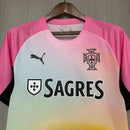 Camiseta de la selección de Portugal 2026 2027 rosa para hombre jersey oficial luso de colección premium urbana Tienda Hincha Futbolero, Camiseta Portugal 2026, Jersey Portugal rosa hombre, Camiseta alternativa de Portugal 2027, Camiseta de Portugal original hombre, Comprar camiseta rosa de Portugal, Calidad premium Portugal rosa, Camiseta fútbol europea, Ropa urbana blockecore, Jersey de colección lusa.